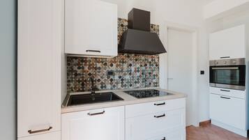 Frigorifero, microonde, forno, piano cottura