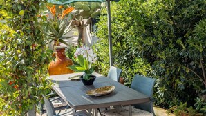A patio with a table, chairs, and potted plants. - Holiday Home 'Solea Panoramic Sea View' with Sea View, Wi-Fi and Air Conditioning (porto cesareo)