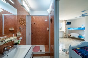 Dusj, hårføner og håndklær