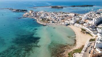 Una spiaggia nelle vicinanze