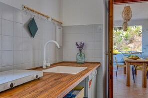 Frigorífico, microondas, placa de cocina y lavavajillas