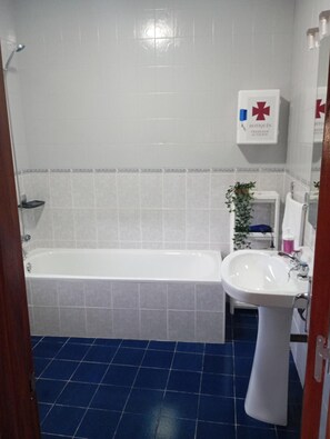 Dusj, hårføner og håndklær