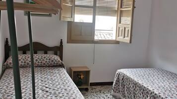 4 bedrooms, iron/ironing board, free WiFi, bed sheets