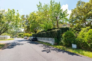 المنطقة المحيطة بالمنشأة