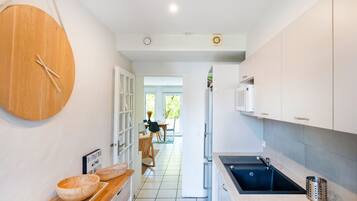 Een koelkast, een magnetron, een oven, een vaatwasser