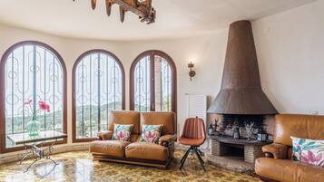 Een televisie, een open haard en een tafeltennistafel