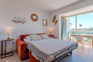 1 bedroom, iron/ironing board, free WiFi - Apartment 'Azur Et Lavande' with Private Terrace and Wi-Fi (Fréjus)