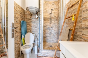 Dusche, Haartrockner, HandtĂŒcher