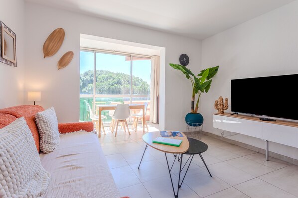 TV - Apartment 'Azur Et Lavande' with Private Terrace and Wi-Fi (Fréjus)