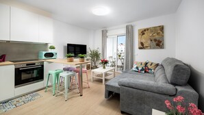 Un apartamento moderno con cocina, comedor y sala de estar.