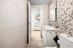Shower, hair dryer, towels - Apartment 'Apartamento Capricho Torre Del Mar' with Private Terrace, Wi-Fi and Air Conditioning (Torre del Mar)