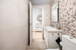 Ducha, secador de pelo y toallas