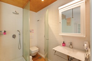 Douche, sèche-cheveux, serviettes fournies