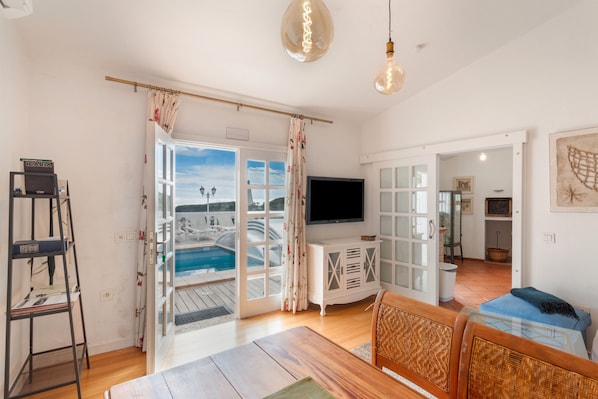 TV - Vacation 'Pool House' with Mountain View, Wi-Fi and Air Conditioning (Vega de San Mateo)