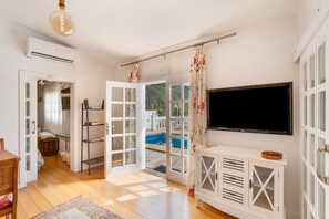 TV - Vacation 'Pool House' with Mountain View, Wi-Fi and Air Conditioning (Vega de San Mateo)