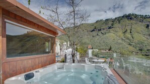 A hot tub with a wooden deck, a glass balustrade, and a mountainous landscape in the background. - Vacation 'Pool House' with Mountain View, Wi-Fi and Air Conditioning (Vega de San Mateo)