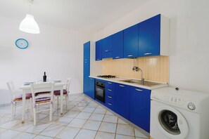 Fridge, oven, stovetop, cookware/dishes/utensils
