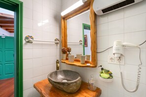 Een douche, een haardroger, handdoeken