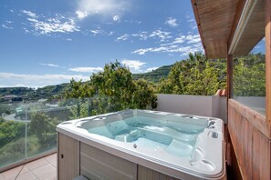 Outdoor spa tub