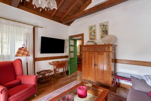 TV, fireplace - Vacation 'Main House' with Mountain View, Wi-Fi and Air Conditioning (Vega de San Mateo)