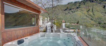 Vacances 'Main House' avec vue sur les montagnes, Wi-Fi et climatisation