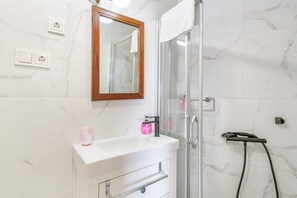 Shower, hair dryer, towels - Vacation 'Upper House' with Mountain View, Wi-Fi and Air Conditioning (Vega de San Mateo)