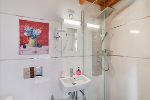 Een douche, een haardroger, handdoeken