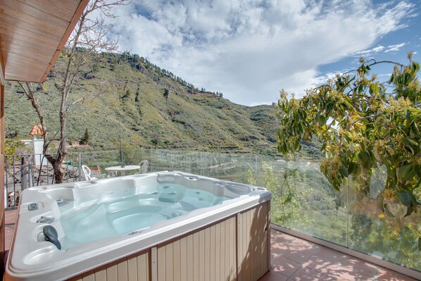 Outdoor spa tub - Vacation 'Junior Suite' with Mountain View, Wi-Fi and Air Conditioning (Vega de San Mateo)