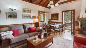 Una sala de estar acogedora con sofá, mesa de centro y comedor.