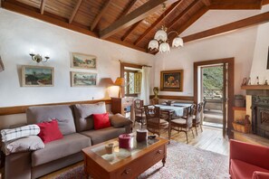 TV, fireplace - Vacation Villa 'Estanco 14' with Mountain View, Wi-Fi and Air Conditioning (Vega de San Mateo)