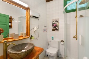 Ducha, secador de pelo, toallas