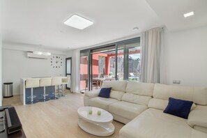 Een televisie en een tafeltennistafel