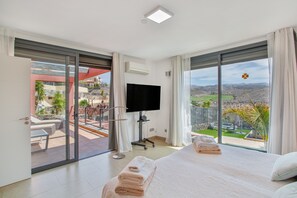 2 slaapkamers, een strijkplank/strijkijzer, gratis wifi, beddengoed