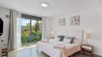 2 bedrooms, iron/ironing board, free WiFi, bed sheets