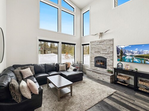 Modern & Stylish Home on the Outskirts of Donnelly