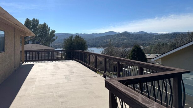 A balcony with a view of a lake and mountains. - Circle Oak Lake View Family Home (Bradley)