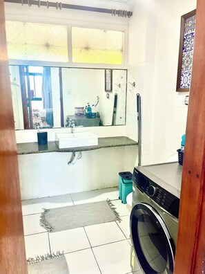 Sèche-cheveux, serviettes fournies, savon, papier toilette