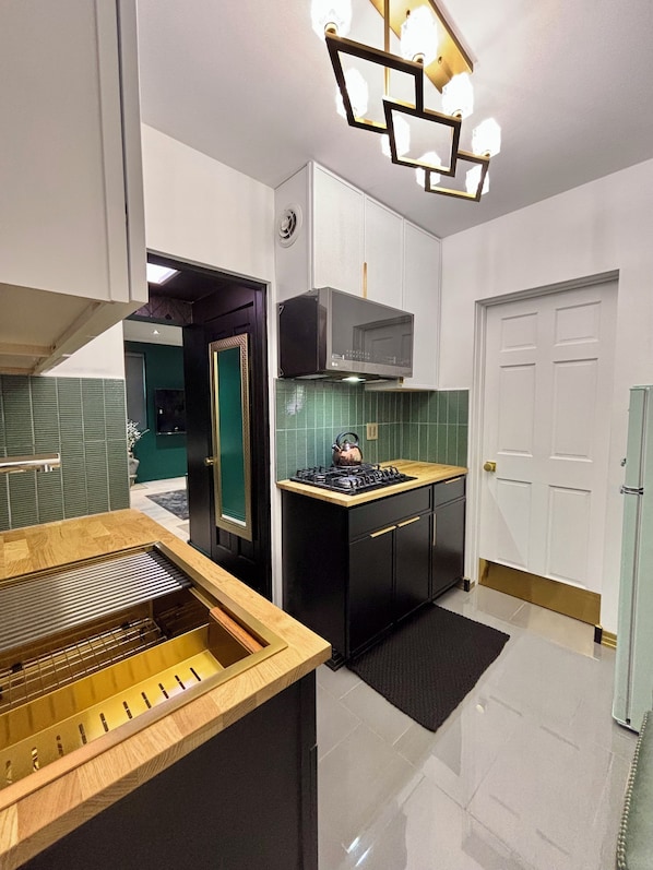 Kühlschrank, Mikrowelle, Herdplatte, Kochgeschirr/Geschirr/Besteck