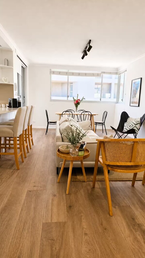 Smart TV - Cronulla Ocean View, Steps to Beach (Cronulla)