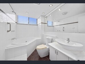 Shower, jetted bath, hair dryer, towels - Cronulla Ocean View, Steps to Beach (Cronulla)