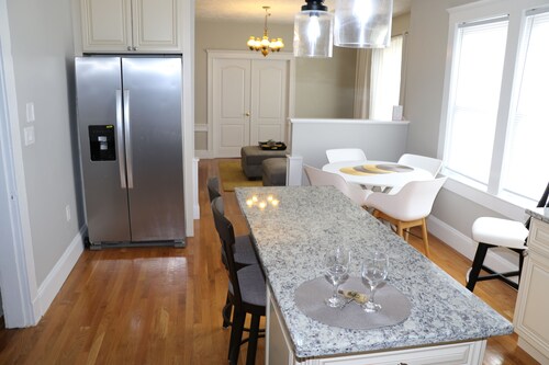 Boston Getaway, Easy City Access: Spacious 5-bedroom