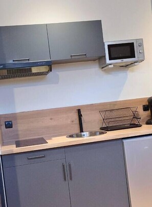 Fridge, microwave, coffee/tea maker, toaster