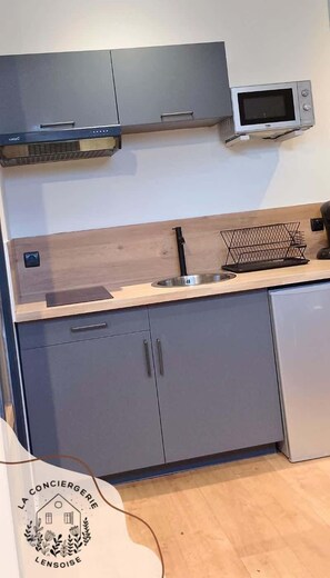 Kühlschrank, Mikrowelle, Wasserkocher mit Kaffee-/Teezubehör, Toaster