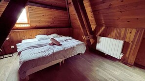 3 bedrooms, travel crib, WiFi, bed sheets