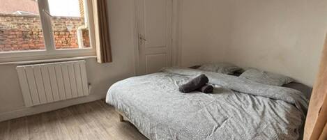 3 bedrooms, travel crib, WiFi, bed sheets