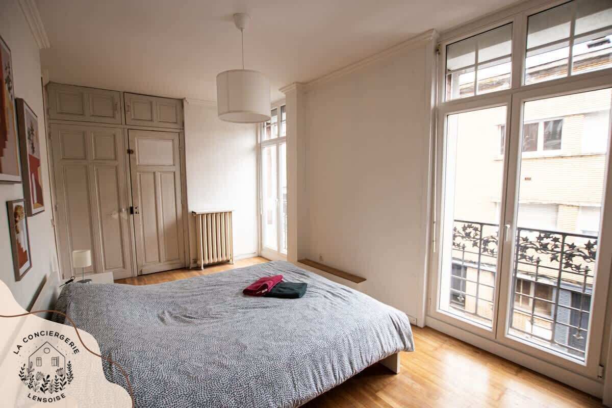 Desk, iron/ironing board, WiFi, bed sheets