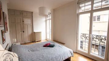 Desk, iron/ironing board, WiFi, bed sheets