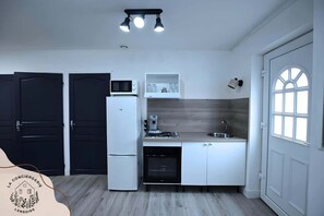 Jääkaappi, mikroaaltouuni, uuni, liesi