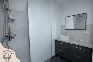 Suihku, hiustenkuivaaja