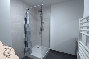 Douche, sèche-cheveux